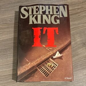 Stephen King IT Hardcover Novel - Red & Brown Cover
